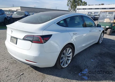 2018 Tesla Model 3 Long Range/Mid Range z USA, uszkodzony, nr VIN 5YJ3E1EAXJF126472